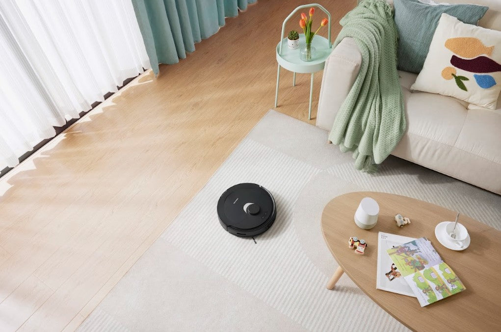 Robot hút bụi hoạt động trên thảm