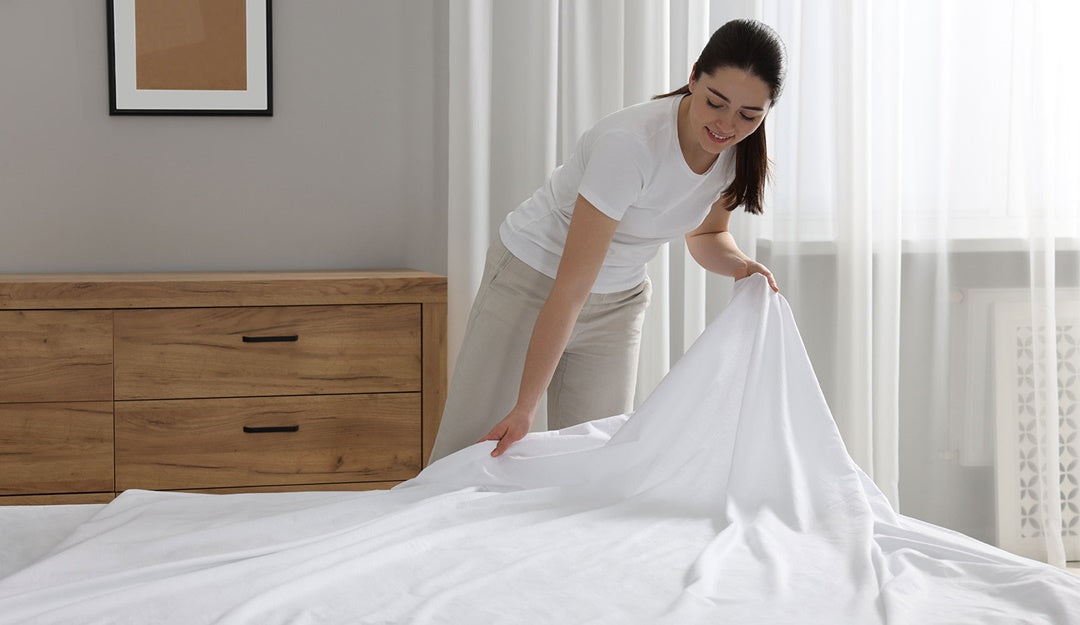 Mẹ nên thay ga trải giường, chăn gối và vỏ bọc nệm mỗi 1–2 tuần/ lần (Nguồn ảnh: Internet)