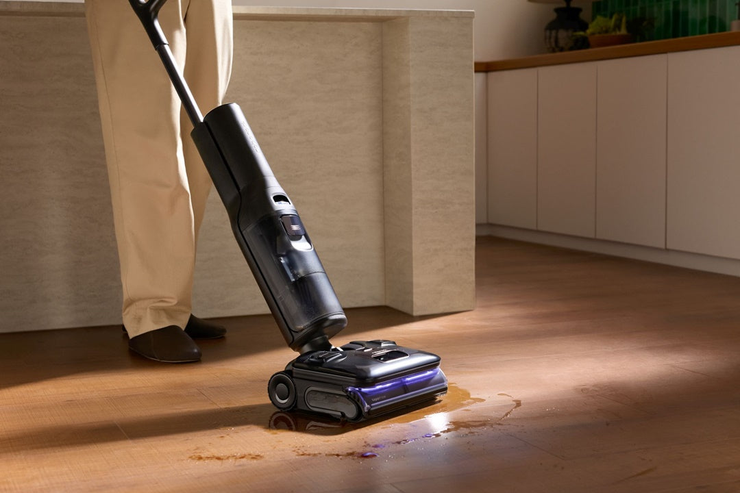 Nên lau sàn phòng khách hàng này bằng máy hút bụi lau nhà