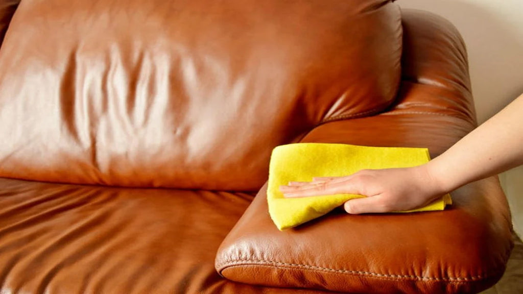 Ghế sofa da cần được lau khô sau khi vệ sinh