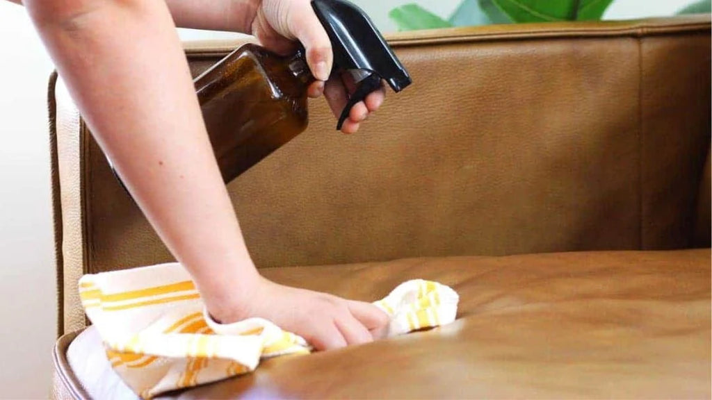 Để xử lý các vết bẩn cứng đầu bạn nên sử dụng dung dịch tẩy rửa chuyên dụng