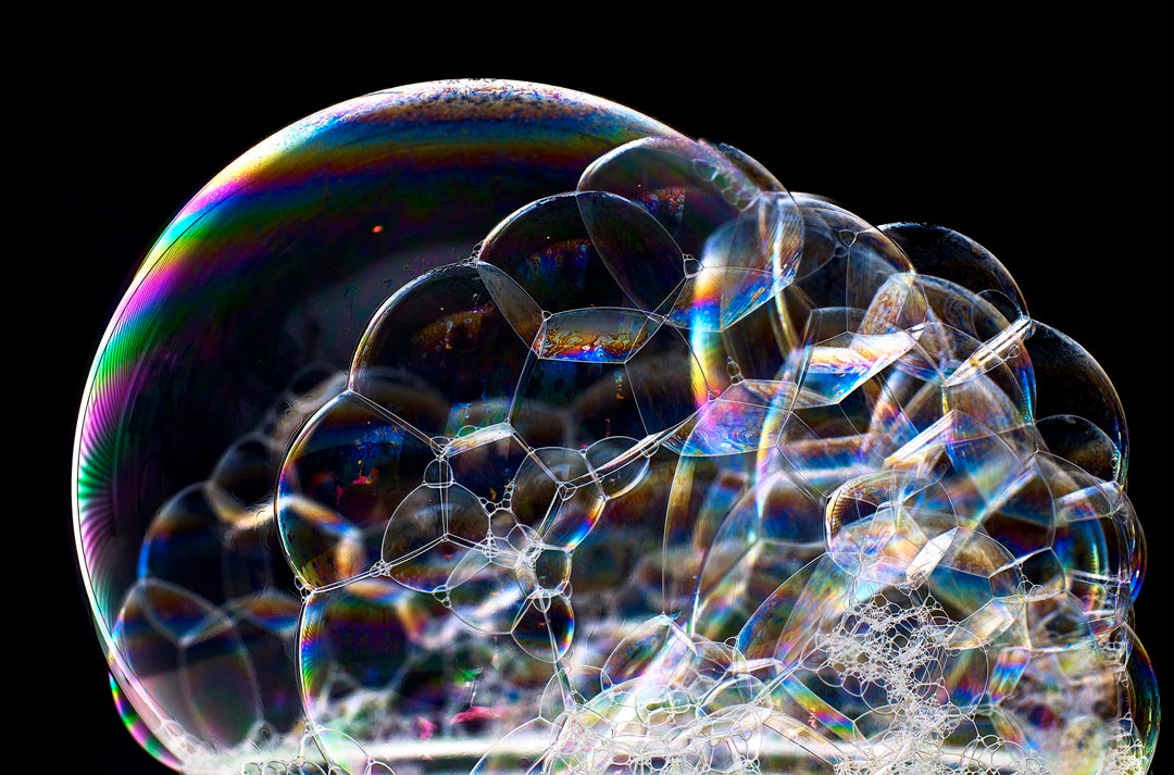 Bọt phá vỡ dầu mỡ nhanh hơn so với nước thông thường (Nguồn ảnh: Internet)