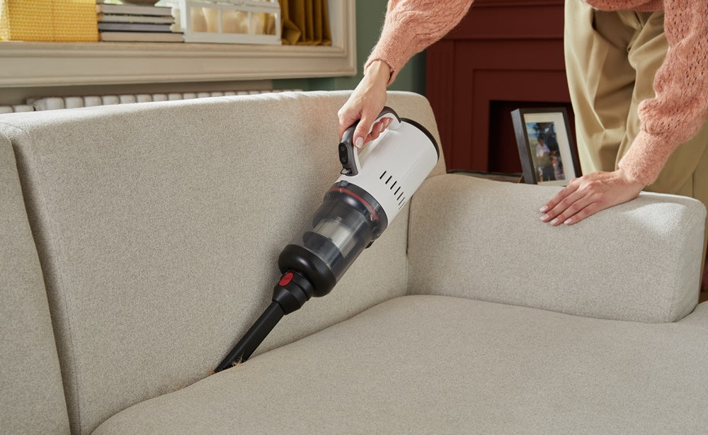 làm sạch ghế bằng máy hút bụi cầm tay