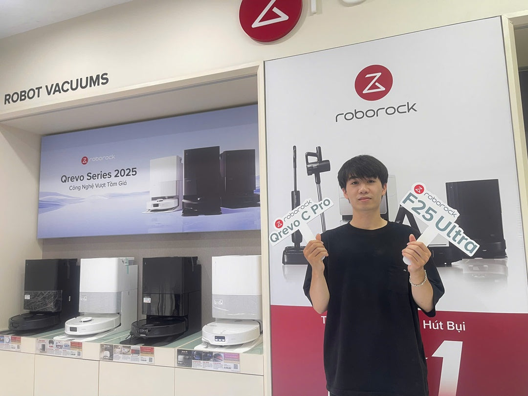 Khách đến thăm quan trưng bày và trải nghiệm sản phẩm tại cửa hàng Robotics