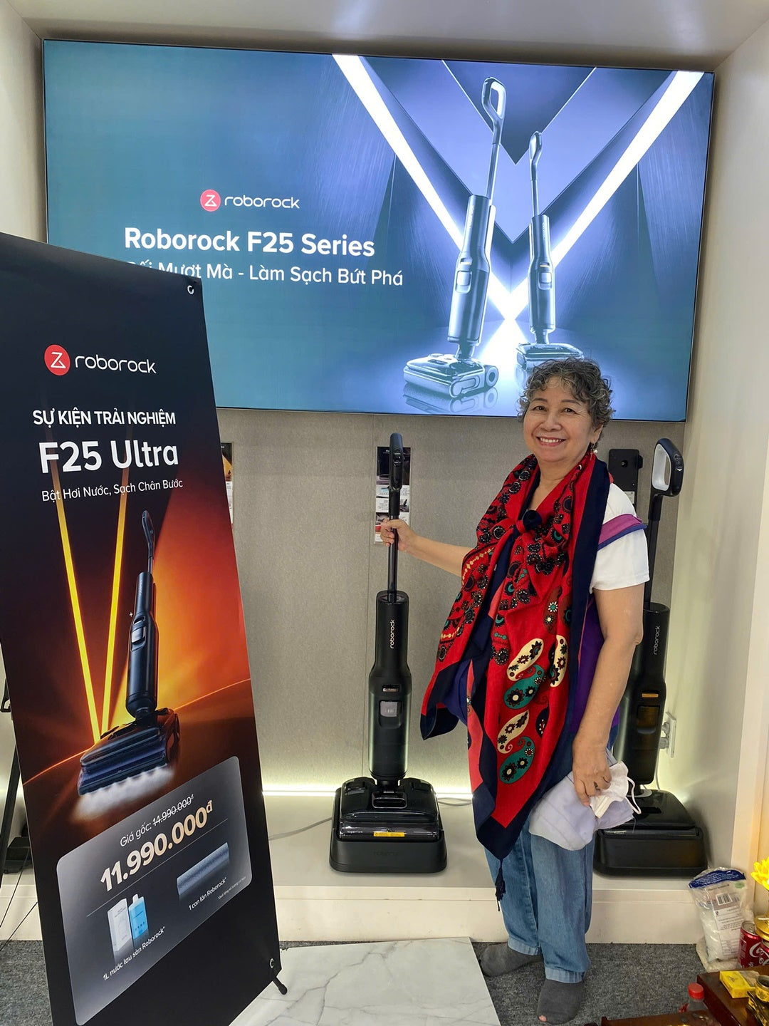 Khách hàng đến trải nghiệm thực tế và chia sẻ quan điểm (Nguồn: DNG - Hotek)