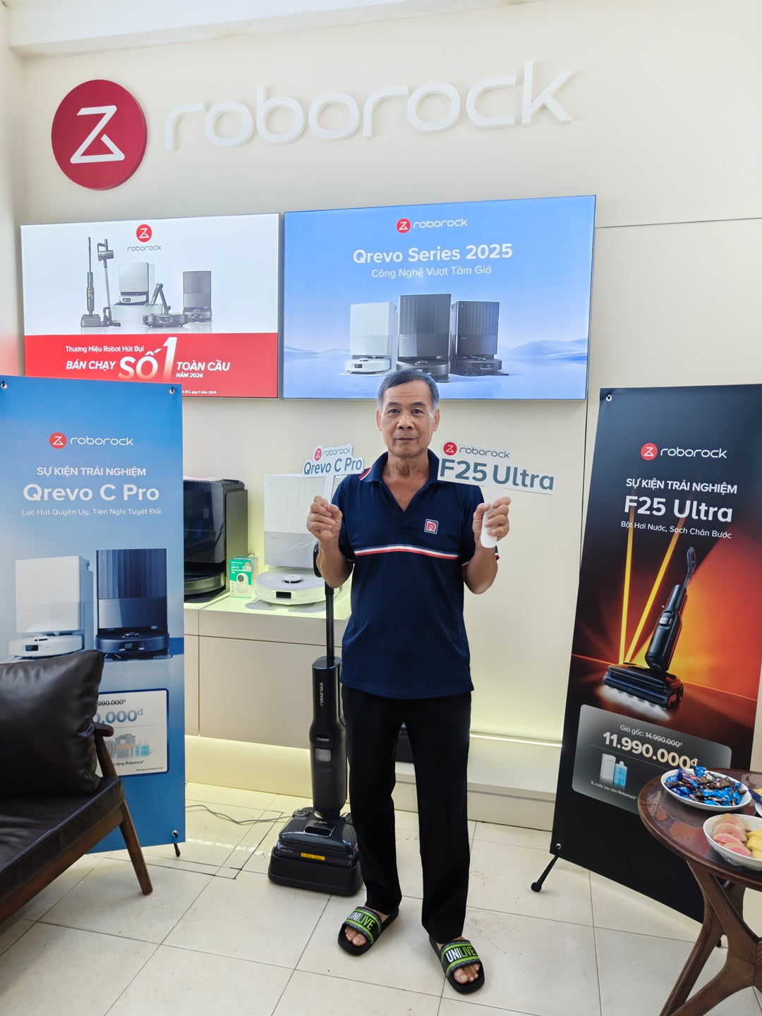 Khách hàng ấn tượng trước công nghệ lau nhà bằng nước nóng của F25 Ultra (Nguồn: AKT Home)