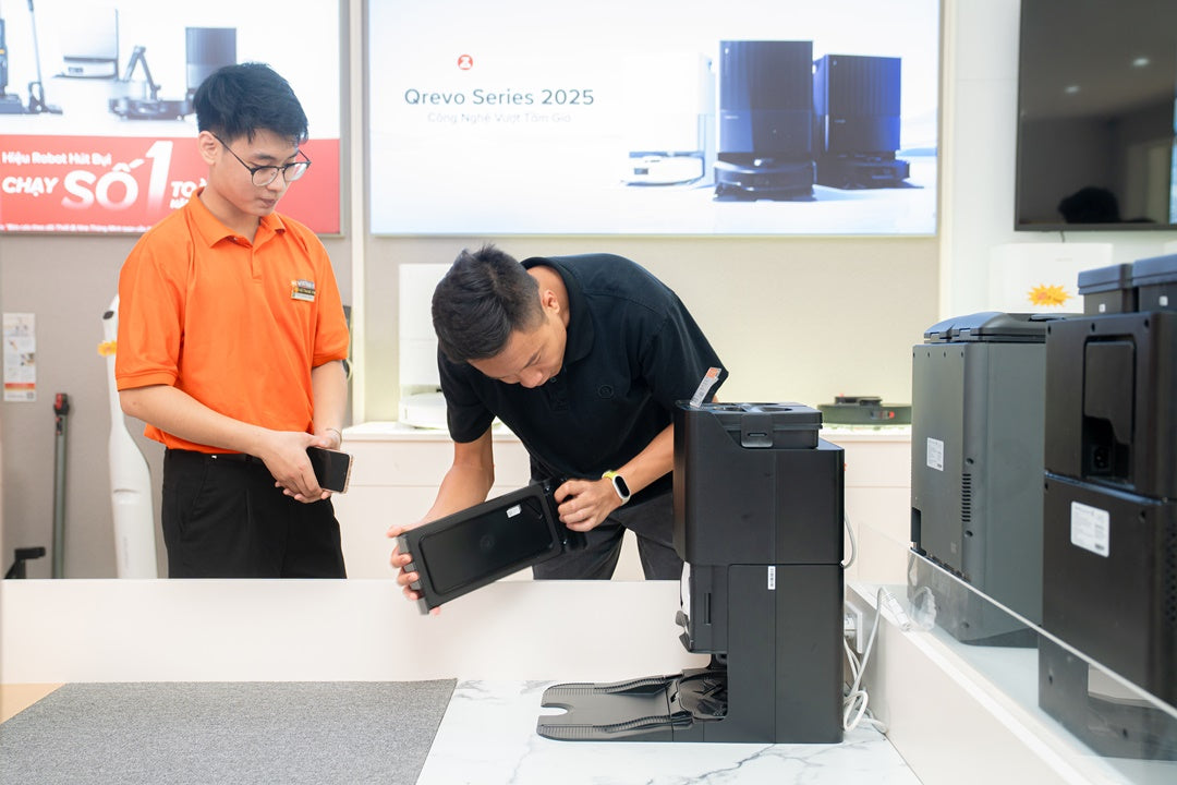 Khách hàng trải nghiệm, khám phá sản phẩm tại Mi Việt Nam