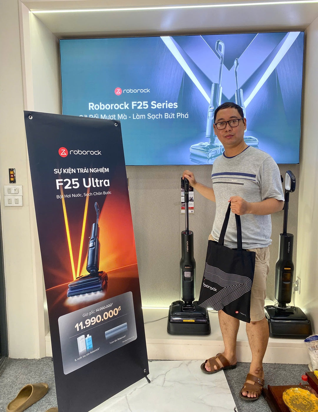 Ở DNG (Hotek), khách trải nghiệm sản phẩm cũng nhận được quà hấp dẫn từ đại lý