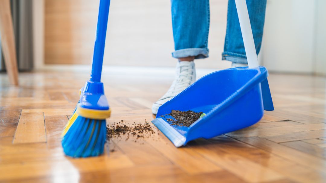 sàn nhà bốc mùi dù lau thường xuyên