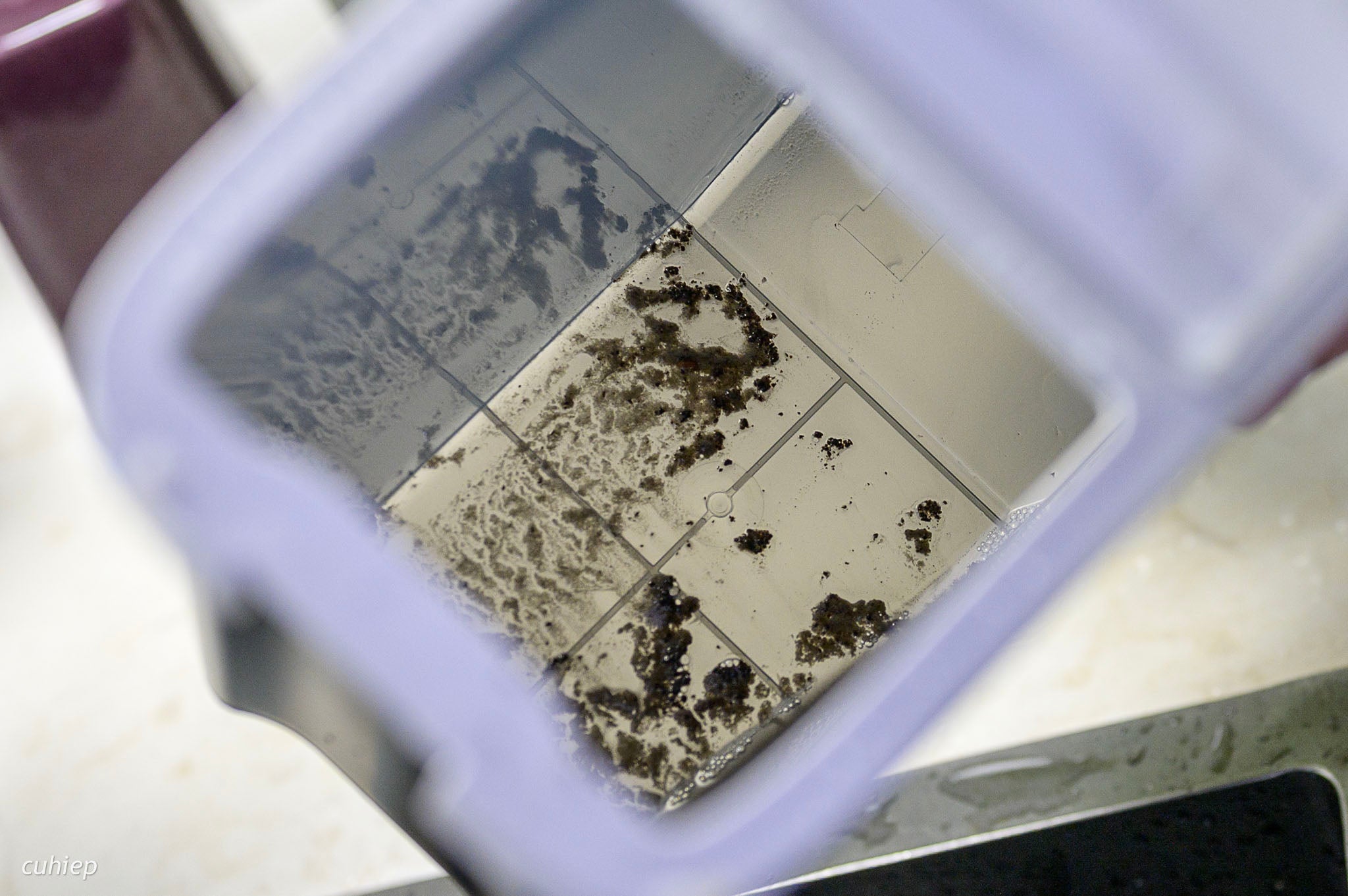 Bụi trong bình nước bẩn