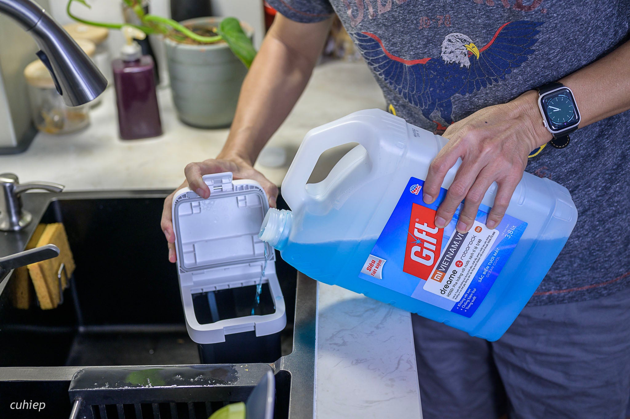 Pha hoá chất lau nhà đúng chuẩn giúp việc lau nhà hiệu quả hơn