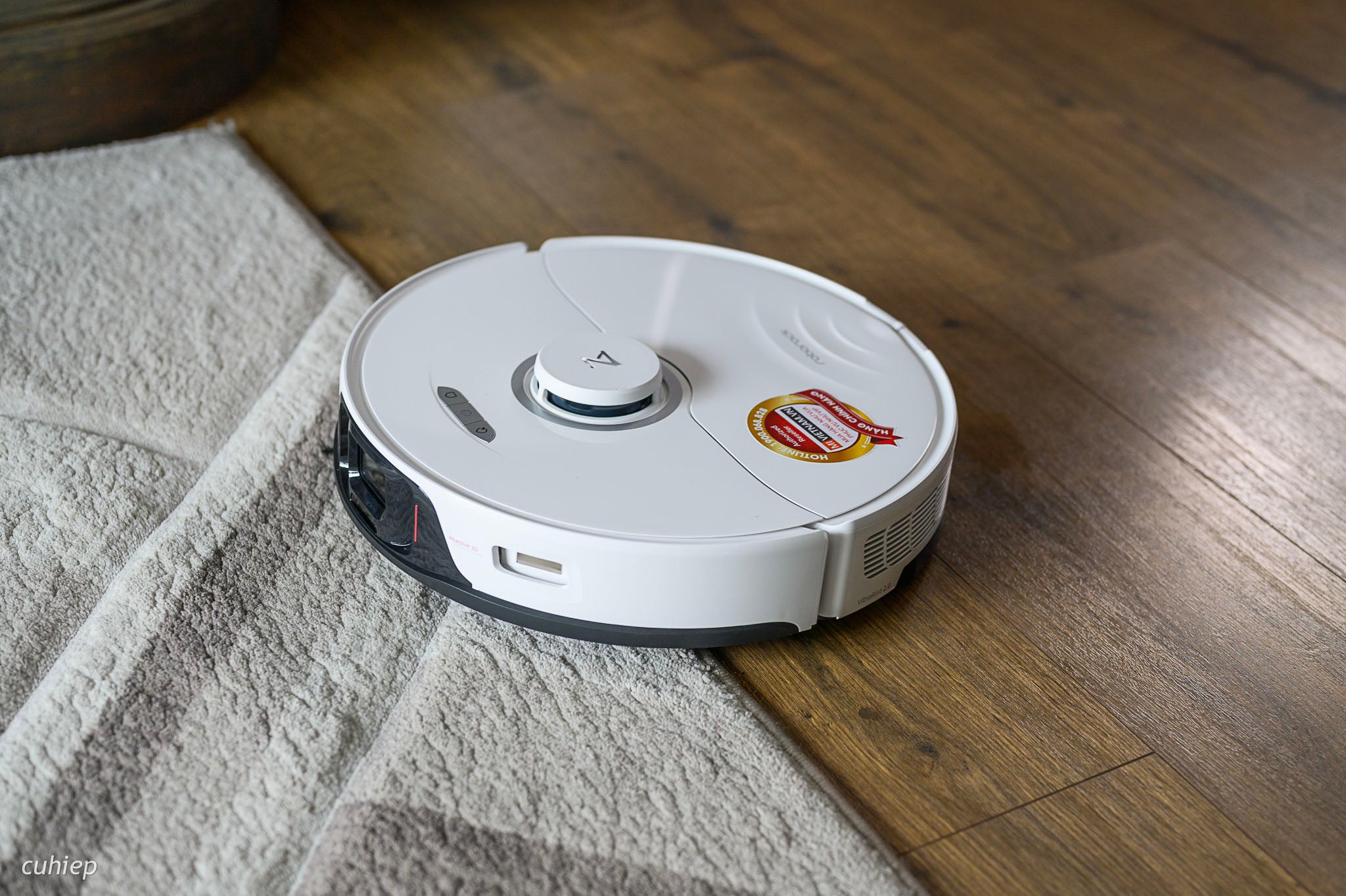 Cảm biến nhận dạng được thảm và tự động nhấc giẻ lau lên để giẻ lau không đụng vào thảm.