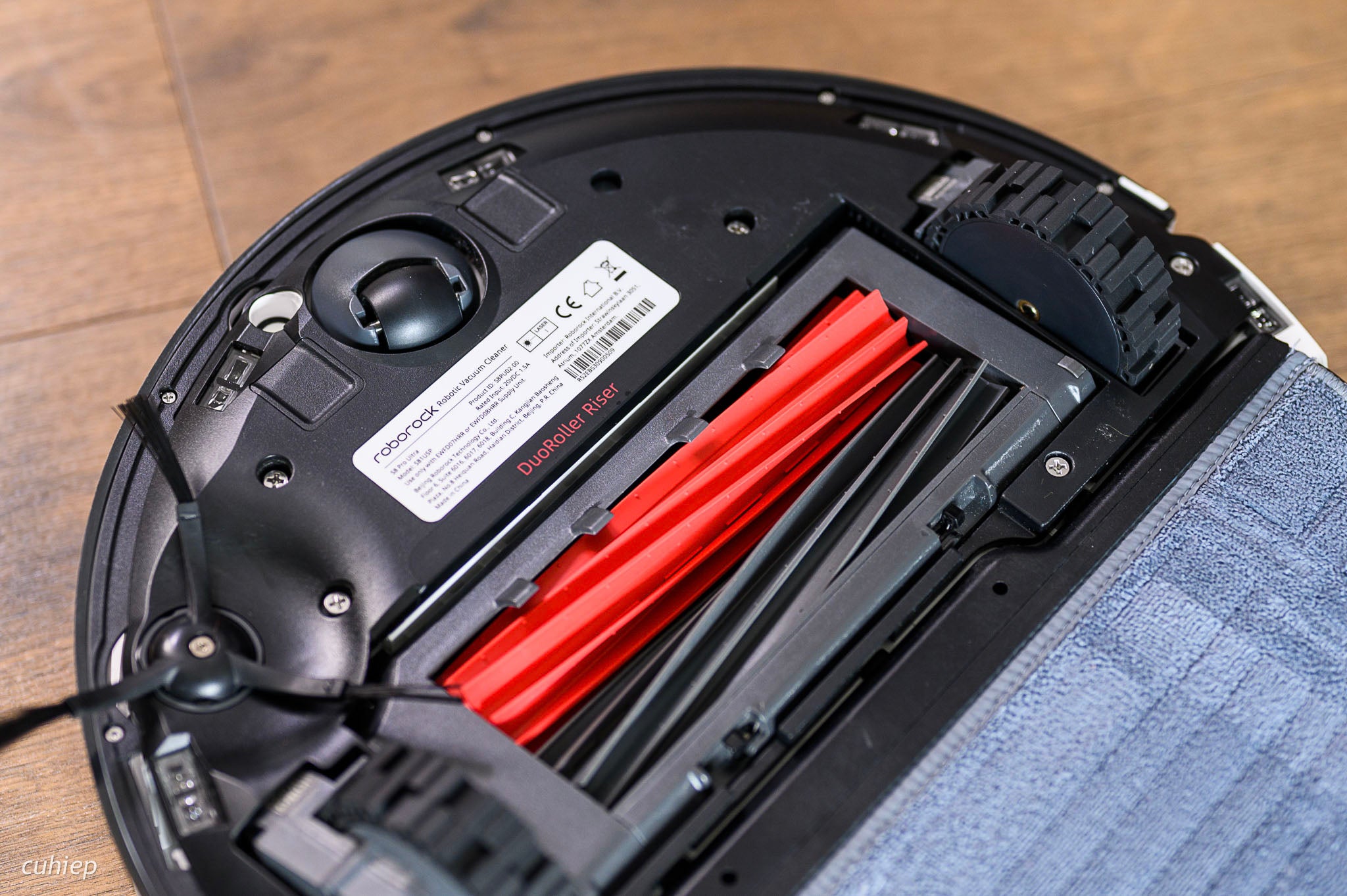 Hai chổi lăng giúp hút và gắp bụi, rác hiệu quả hơn.