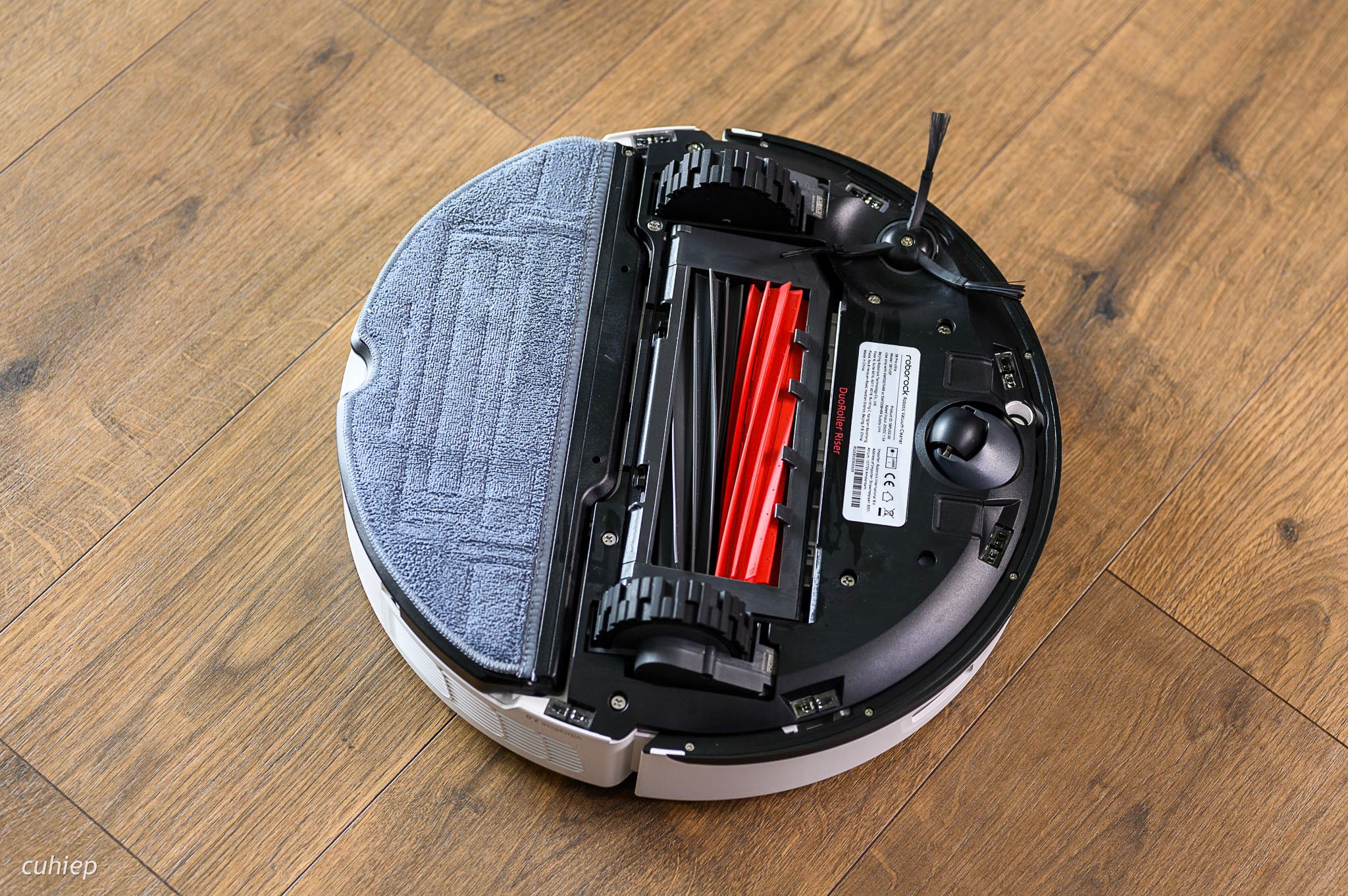 Hai chổi lăn giúp S8 Pro Ultra không chỉ hút mà còn gắp rác, bụi