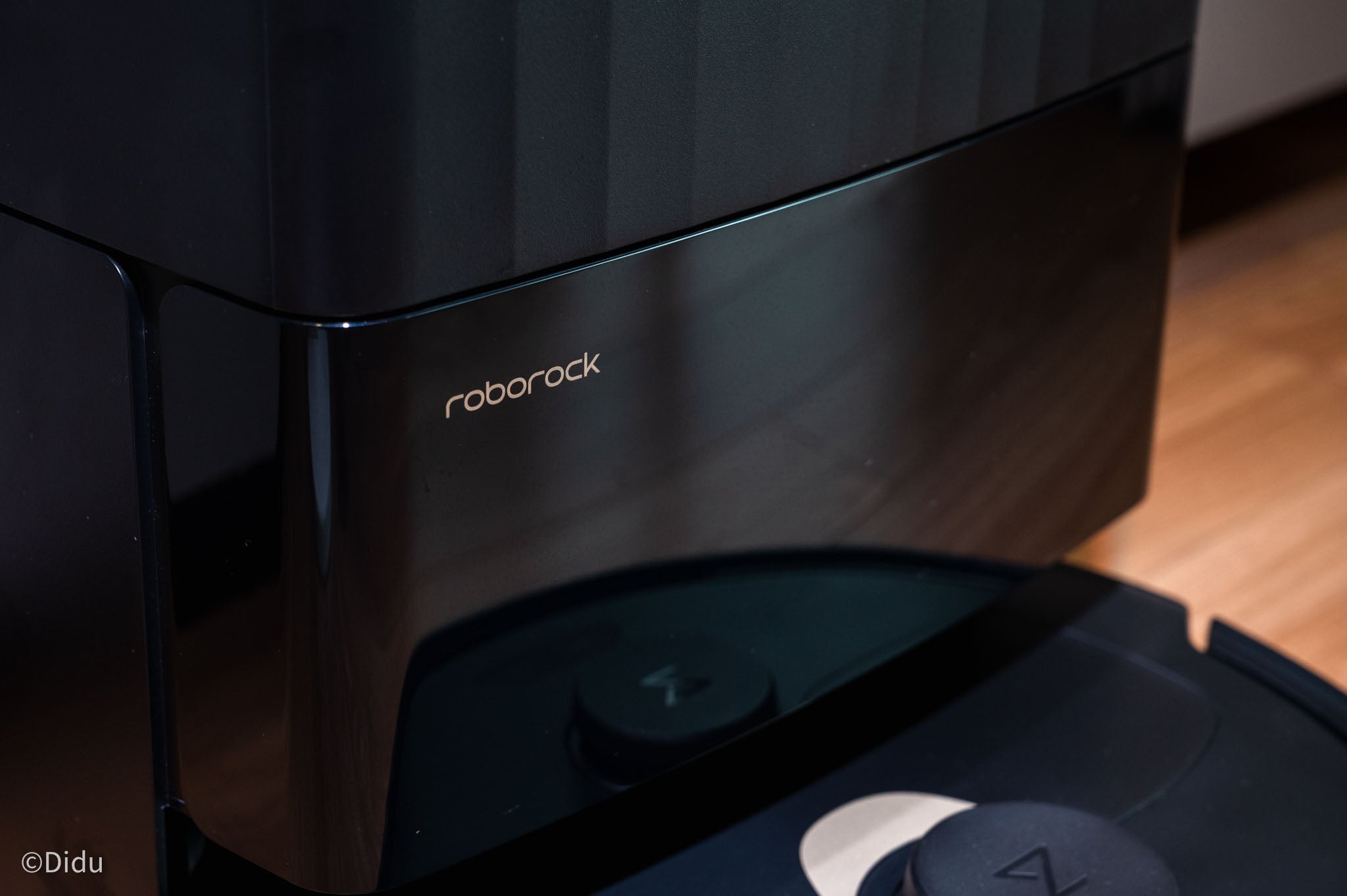 Q Revo có hai màu đen và trắng