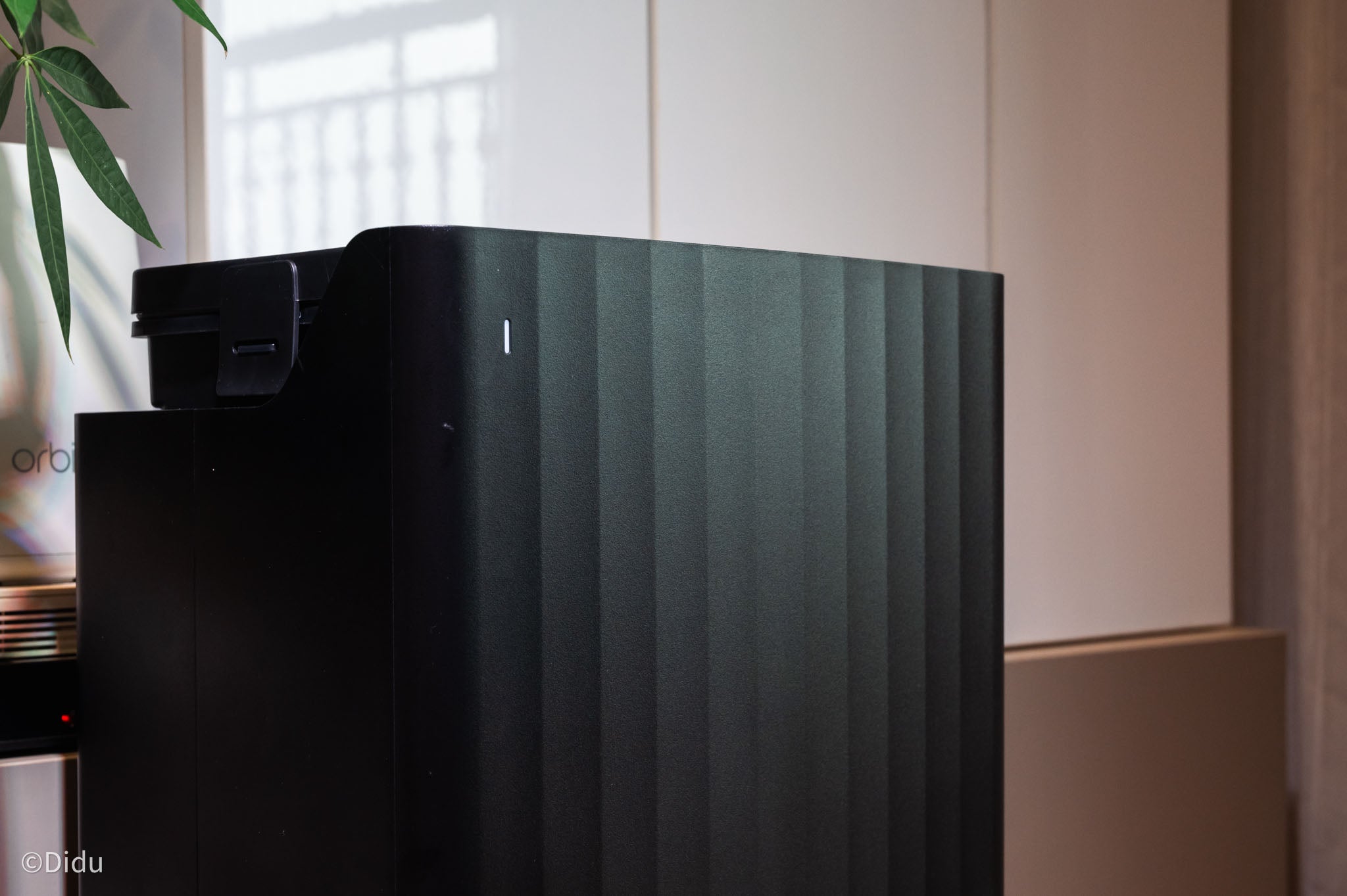 Thiết kế đơn giản với phần nhựa nhám bên trên có các đường gân dọc