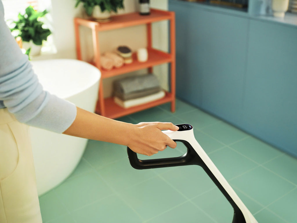 Nhấn các nút của máy hút bụi