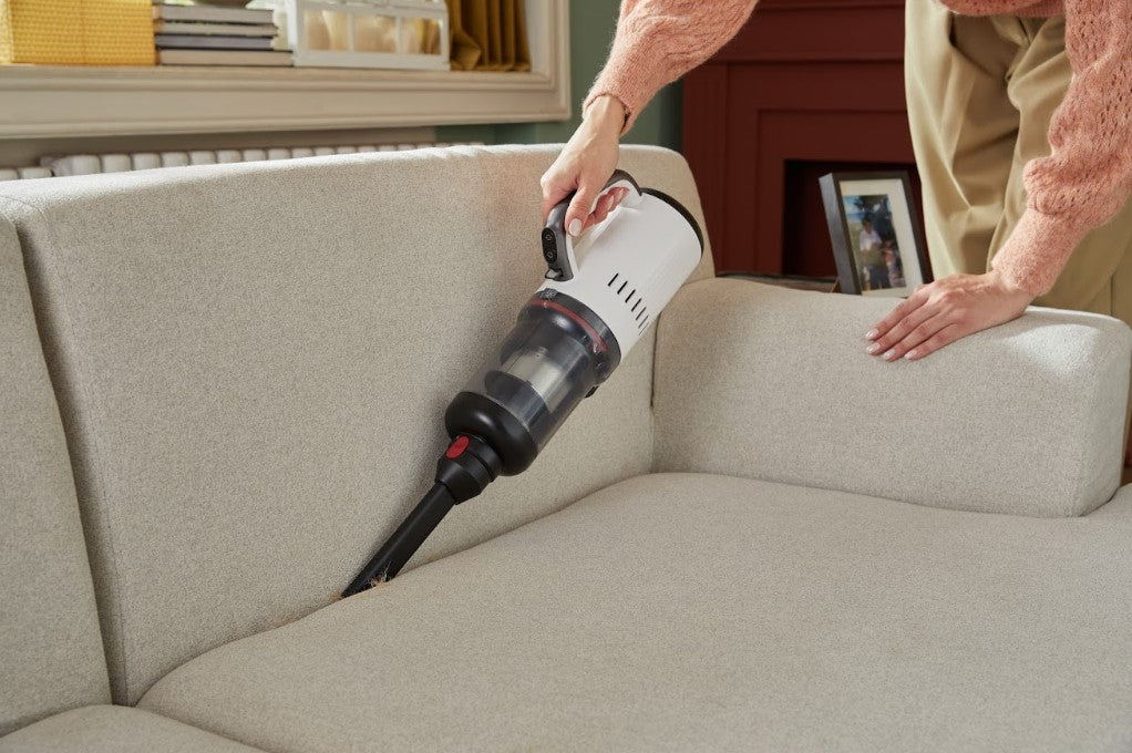 Với các đầu hút khác nhau, dễ dàng hút mọi vết bẩn ở ghế sofa